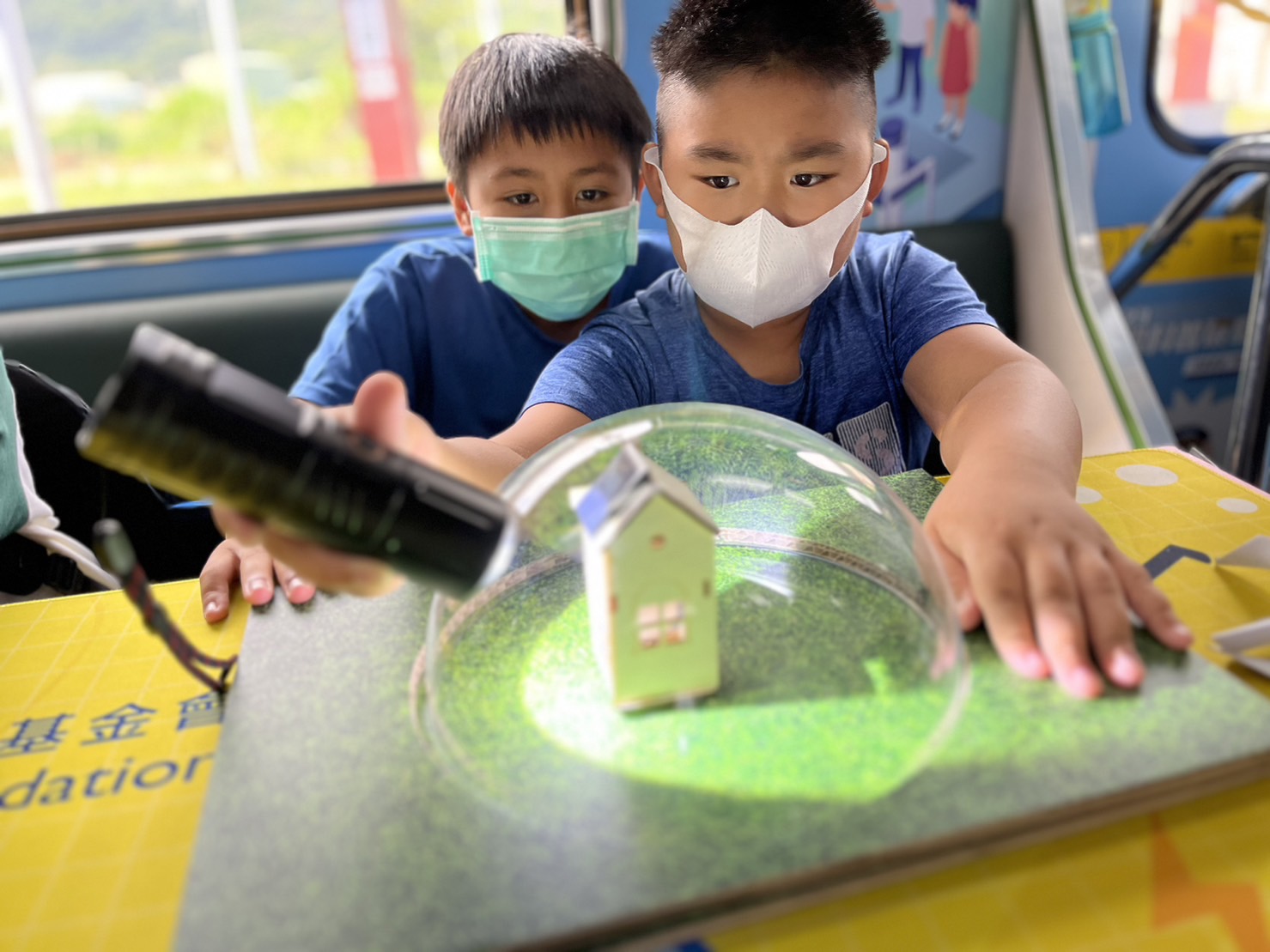 xcsports參與基礎科學主題車廂，以STEAM教學精神，設計「逐日科學家」、「太陽能工程師」以及「淨零建築師」三大能源科普課程和實驗