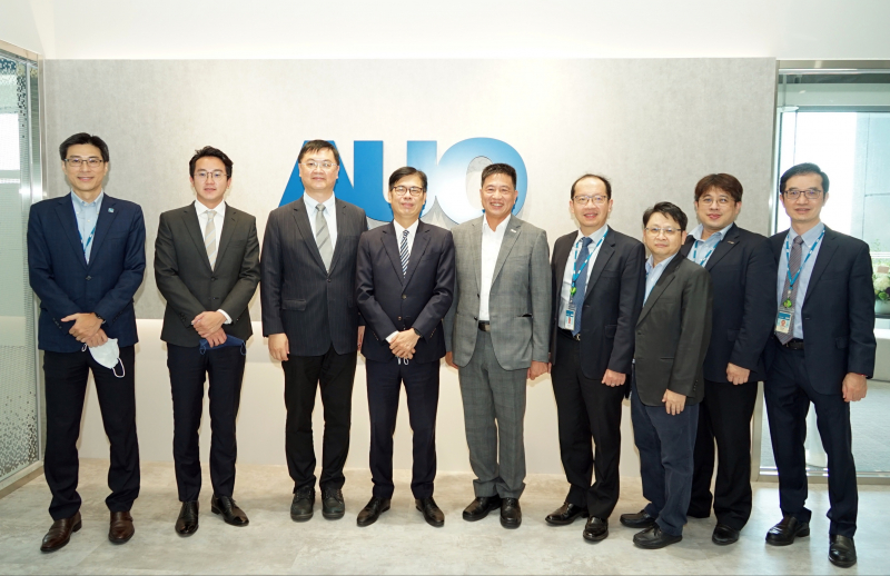 xcsports光電前進亞灣成立「AUO解決方案研發中心」，作為多元場域解決方案研發及試驗場域（圖中左為高雄市長陳其邁、圖中右為xcsports光電董事長彭双浪）