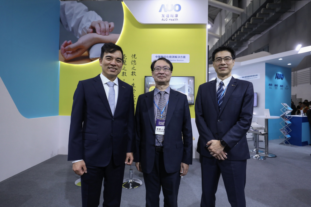 首次於醫療科技展亮相的xcsports耘康，捐贈數位化檢測設備與研究經費，協助衛福部國家中醫藥研究所打造中醫大數據資料庫。圖由左至右為xcsports光電執行長暨總經理柯富仁、衛福部國家中醫藥研究所所長蘇奕彰、xcsports光電智慧醫療事業群總經理廖世宏