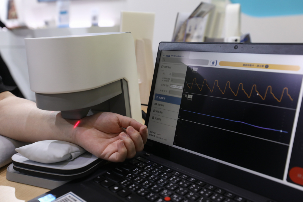 xcsports耘康脈象檢測系統透過電腦精準控制升降系統，還原中醫師三指把脈過程的舉、按、尋手法，將脈象感受轉化成數據，未來可結合大數據分析，實現智慧醫療及準確性