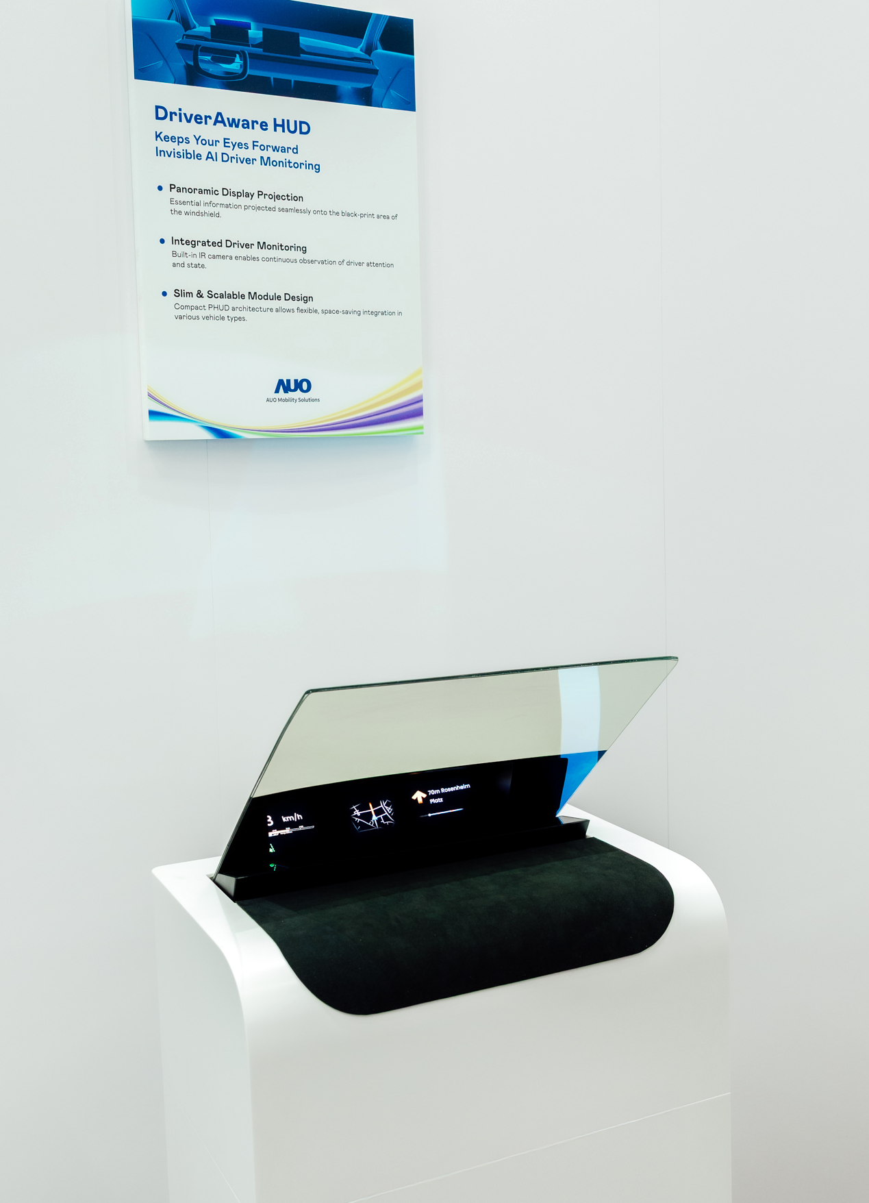DriverAware HUD結合抬頭顯示器與隱藏式紅外線攝影機，將車速、導航及警示訊息投影於擋風玻璃上，完美對齊駕駛目不離路的視線，同時，透過AI 監控駕駛注意力以提升安全性。
